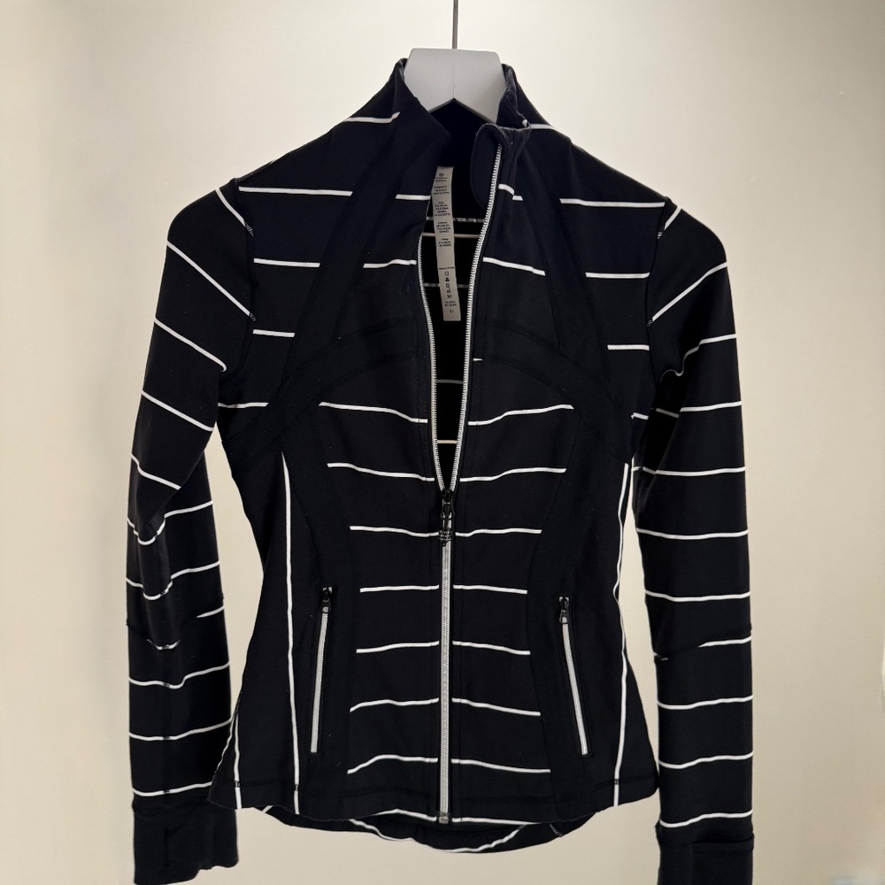 Lululemon Rare Define Luon Jacket Size 4 Black with White Strips Slenderizing
